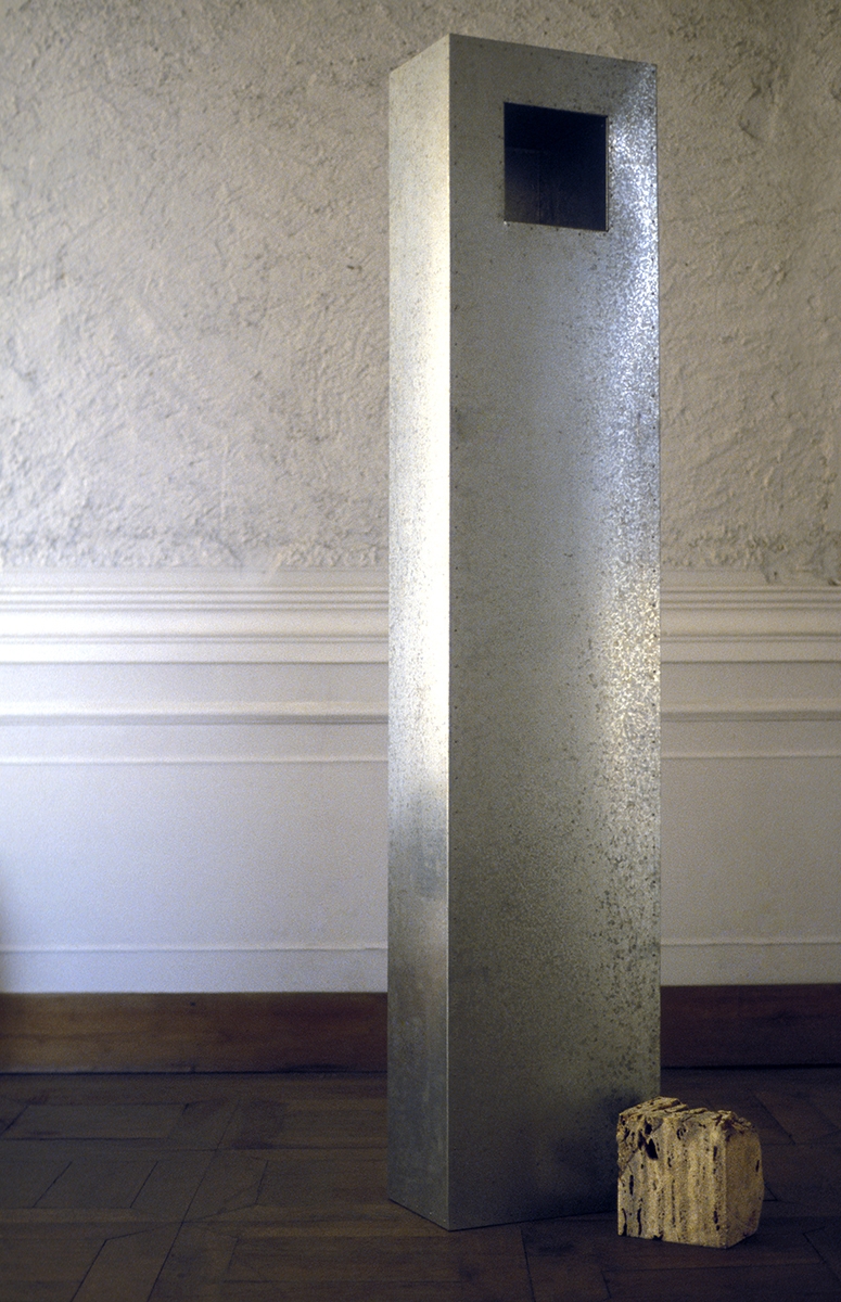 Contenitore (con pietra squadrata), Installation at "Castello di Rivara", Rivara, TO