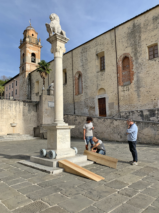 E la libertà mi sorregga, Installazione delle pedane per la discesa del monumento.
Con Daniele Lucchesi, Photo © Umberto Cavenago