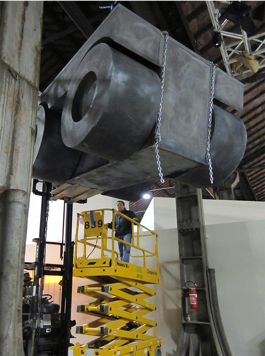 L'alcova d'acciaio, Installazione alle OGR Officine Grandi Riparazioni, Torino, Il futuro nelle mani. Artieri domani, 2011, Photo © Umberto Cavenago